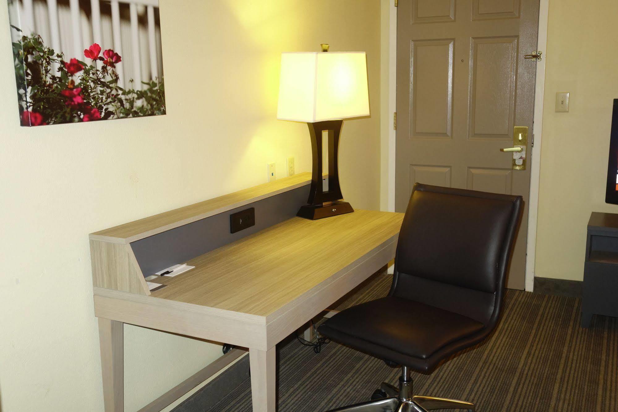 Country Inn & Suites By Radisson, Burlington Elon , Nc Экстерьер фото